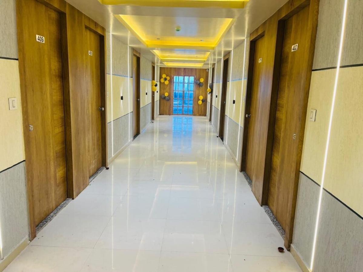Oyo Florence Hotel Surat Exteriör bild